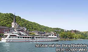 Rheinschifffahrt bei St. Goar am Rhein. Rechts Burg Rheinfels.