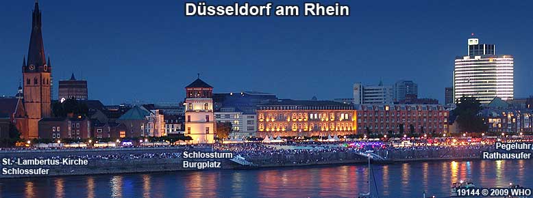 Dsseldorf am Rhein mit St.-Lambertus-Kirche, Schlossufer, Schlossturm, Burgplatz, Pegeluhr und Rathausufer bei Nacht.