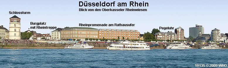Schiffe bei Dsseldorf am Rhein, Schlossturm, Schlossplatz mit Rheintreppe, Rheinpromenade am Rathausufer, Pegeluhr und Schiffsanleger. Blick von den Oberkasseler Rheinwiesen.